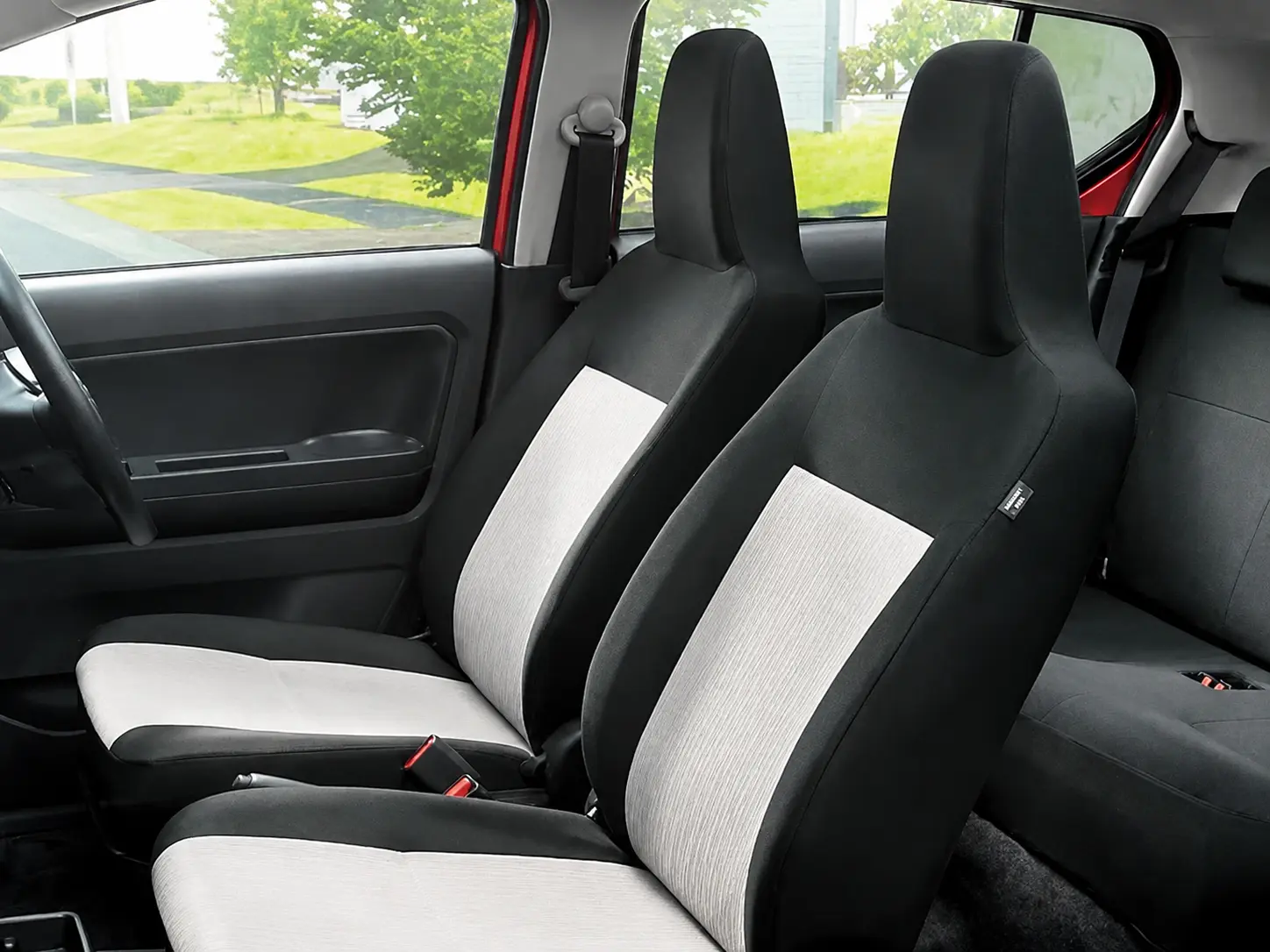 Toyota Pixis / Daihatsu Mira — передние сиденья